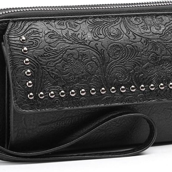 Chic Leather Wristlet Purse for Women: Spacious & Functional with Zipper Closure
